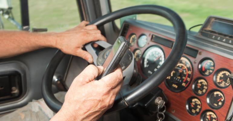 Trucker-Distracted-Driving-Tips